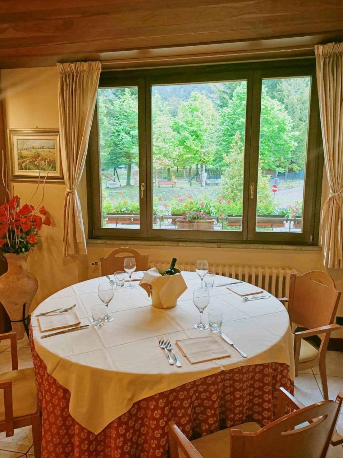 Hotel Ristorante Montenerone Apecchio Exterior foto